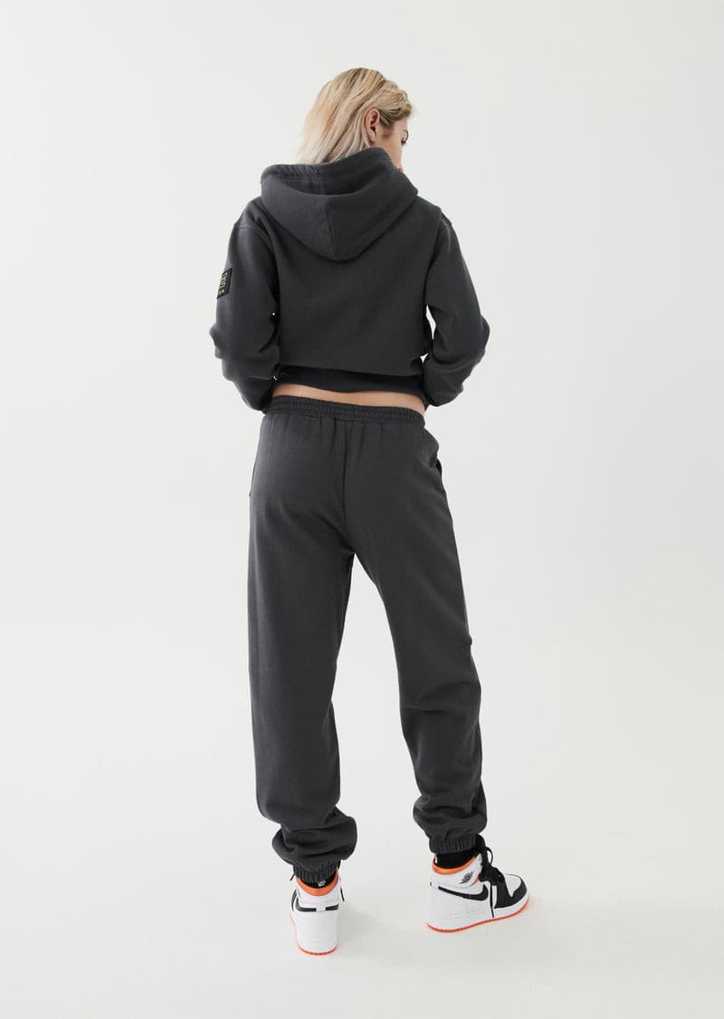 ALL AROUND TRACKPANT IN DARK GREY.