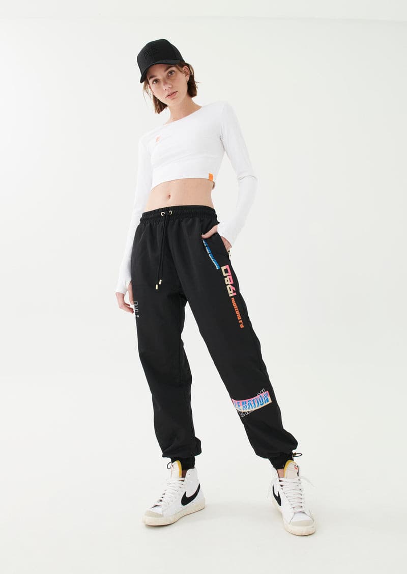 HALF VOLLEY TRACKPANT IN BLACK.